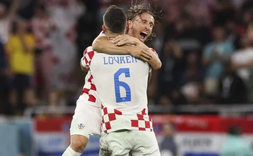 Croácia sofre mas se garante nas oitavas após empate sem gols