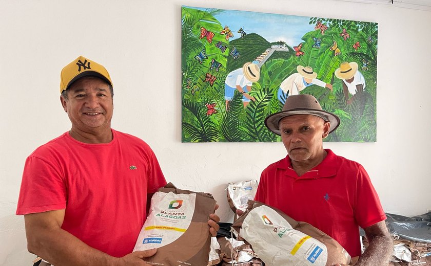 Prefeitura de Santana do Mundaú entrega mais de 4,5 toneladas de sementes para agricultores