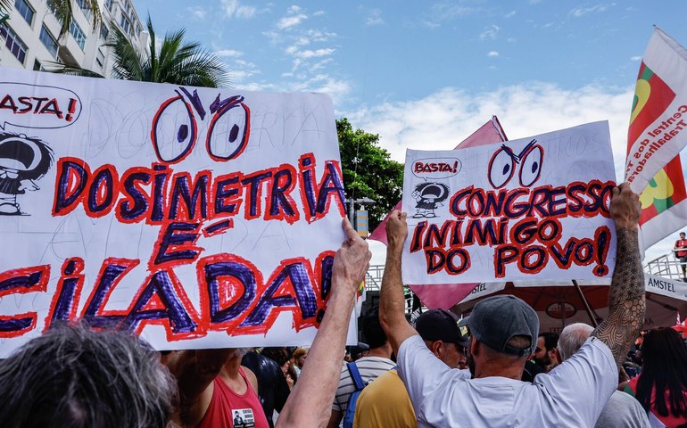 Manifestantes protestam contra o PL da Dosimetria em 12 capitais brasileiras