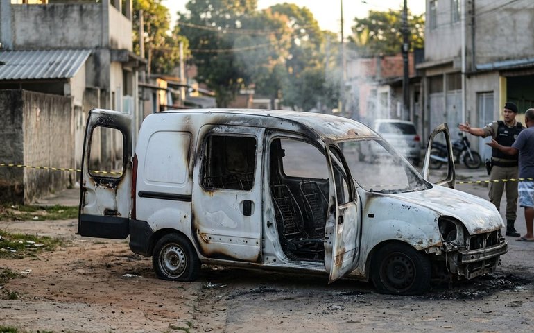 Carro de empresa de internet é incendiado por criminosos em Itaboraí