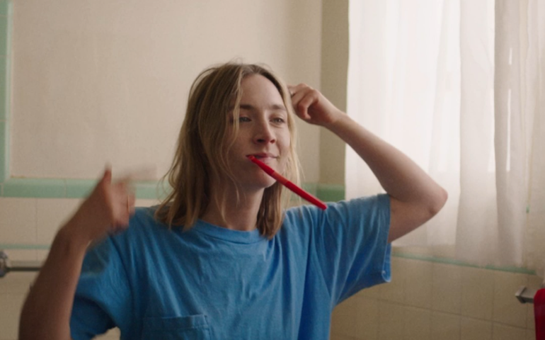 'Psycho Killer', do Talking Heads, ganha clipe com Saoirse Ronan 48 anos após seu lançamento
