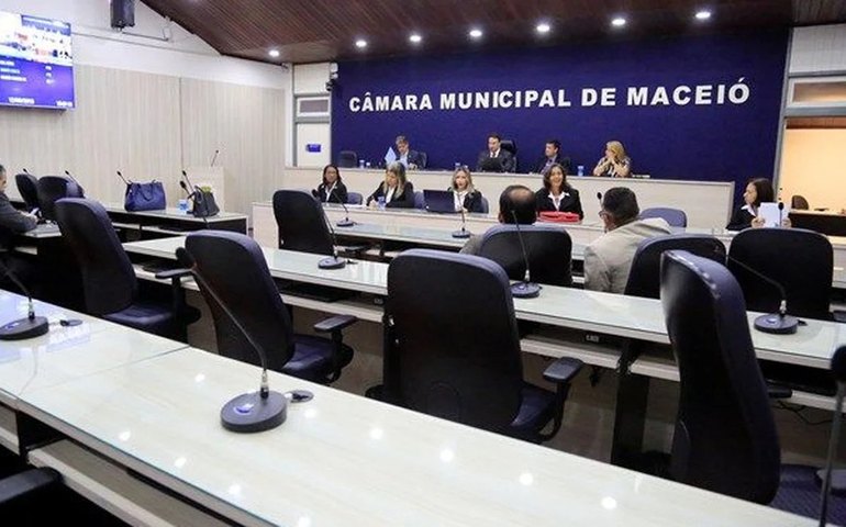 Em sessão relâmpago, vereadores de Maceió aprovam reajuste dos próprios salários