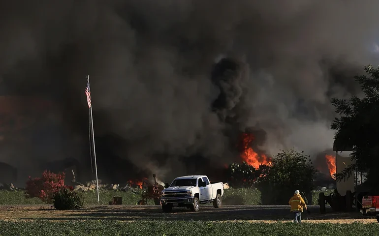 Cinco pessoas foram acusadas de assassinato na explosão mortal do depósito de fogos de artifício do norte da Califórnia