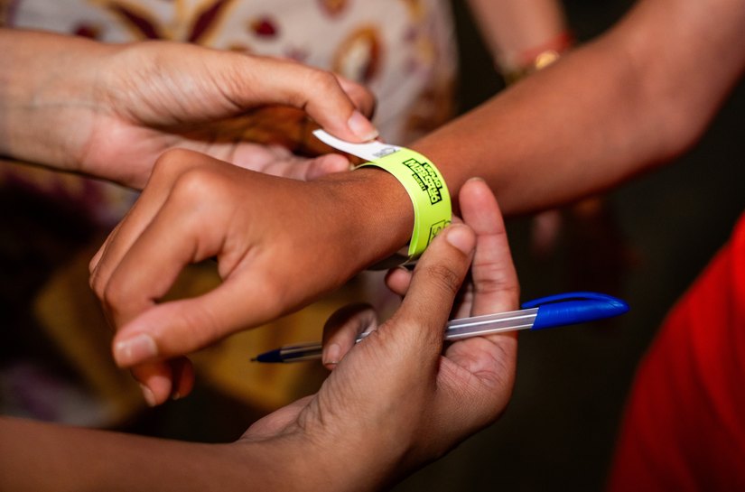 Prefeitura reforça proteção às crianças com pulseiras de identificação no Verão Massayó