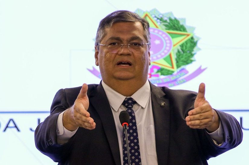 Mulher que xingou Flávio Dino em avião é indiciada pela Polícia Federal