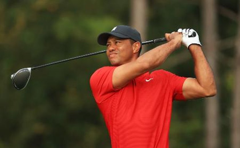 Em recuperação ‘dolorosa’, Tiger Woods diz que seu foco é voltar a andar sozinho