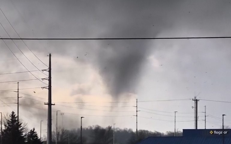 Detritos são lançados ao ar após possível tornado atingir o sudoeste de Michigan