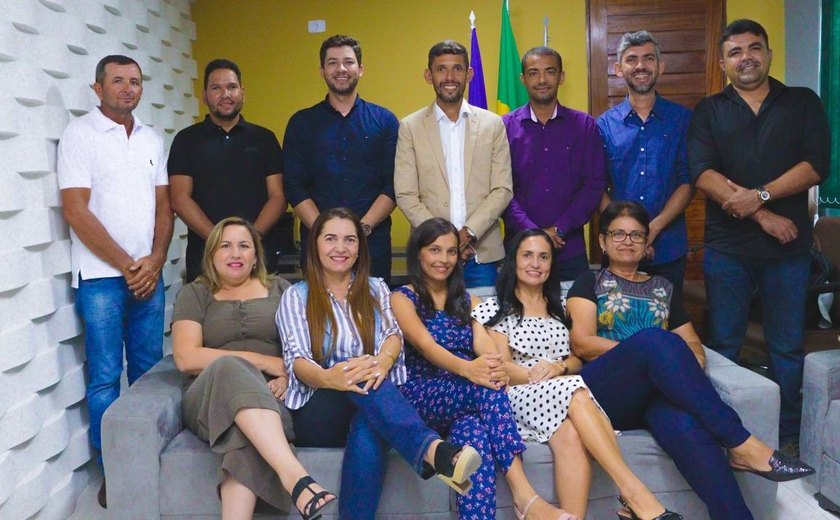 Prefeito de Olivença empossa os novos secretários em seu primeiro dia de gestão