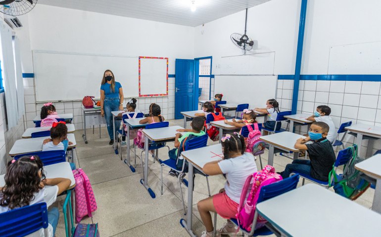 Prefeitura de Maceió valoriza a educação e já investiu em 2022 mais de R$ 171 milhões para custeio de pessoal