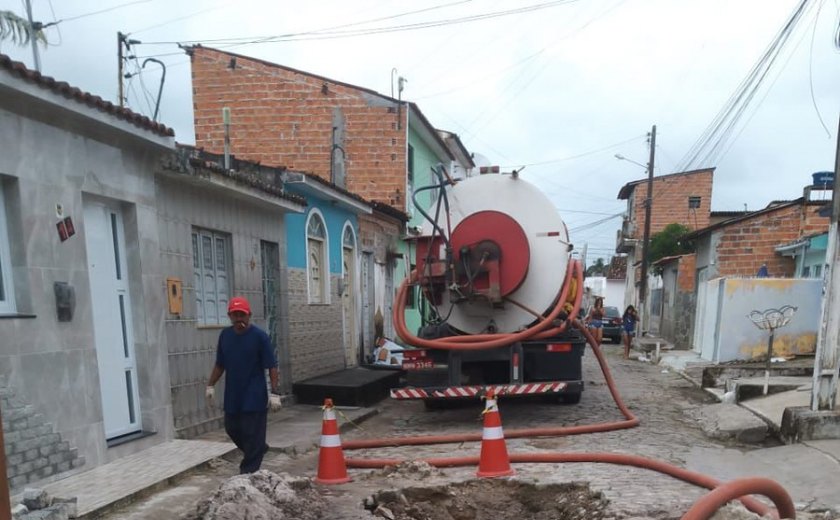 Prefeitura de Penedo limpa rede de escoamento de águas com caminhão de sucção