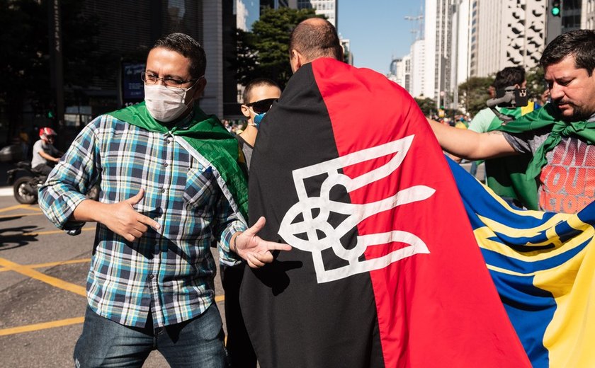 Bolsonaristas usam símbolos internacionais de extrema direita