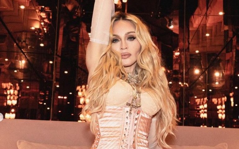 Parou a rua: Madonna causa furor na Itália durante jantar de aniversário com namorado e amigos 