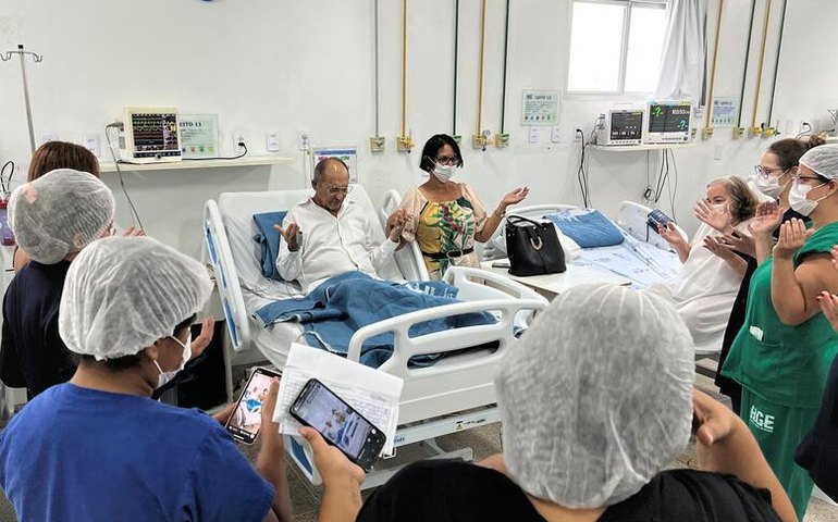 Casal realiza o sonho do casamento no setor especializado em Cardiologia do HGE