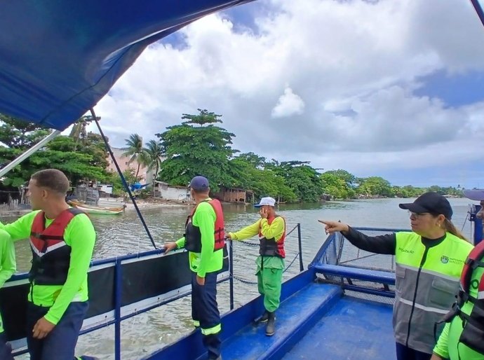 Colaboradores do Ecoleta conhecem o trabalho dos Ecoboats no Vergel do Lago