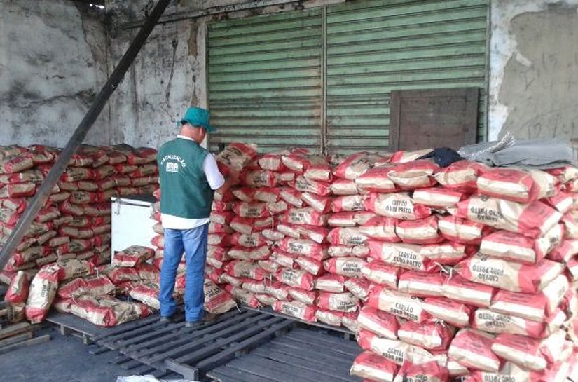 Fiscais do IMA interditam e autuam distribuidora de carvão em Arapiraca