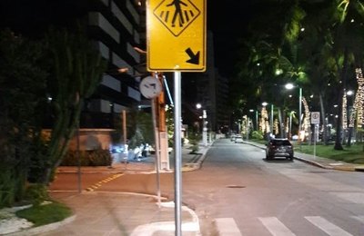 Prefeitura segue com sinalização vertical na orla de Maceió