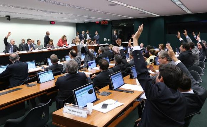 Comissão Especial da Câmara que analisa a PEC 241, que limita os gastos públicos, aprovou na quinta-feira (6) o texto principal do substitutivo do relator, deputado Darcísio Perondi (Fabio Rodrigues Pozzebom/Agência Brasil)