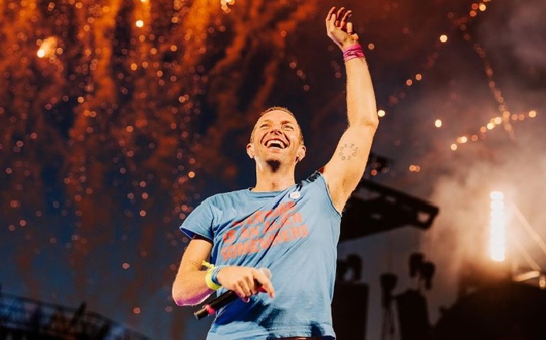 Coldplay surpreende fãs e canta com Selena Gomez em show