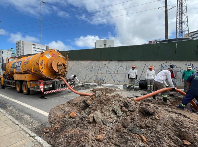 Infraestrutura realiza obra de drenagem na alça lateral do viaduto João Lyra, na Jatiúca