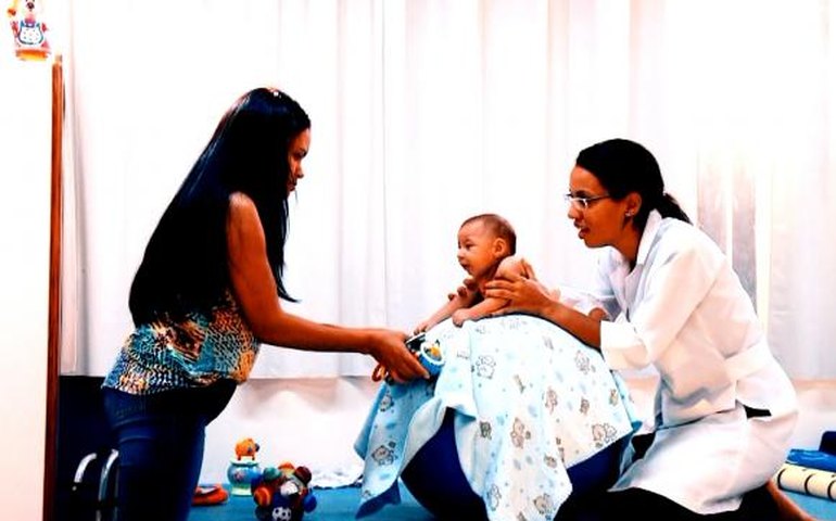 Mães de bebês com microcefalia enfrentam rotina exaustiva em busca de tratamento