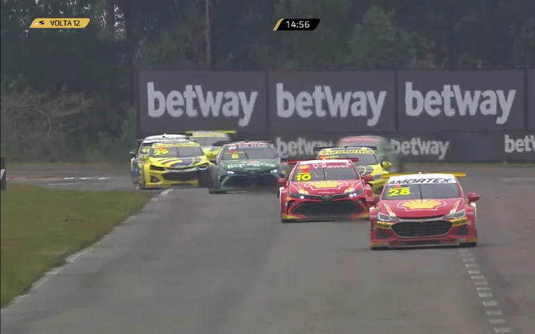 Átila Abreu ultrapassa Rubinho e vence corrida 2 da Stock Car no Velopark