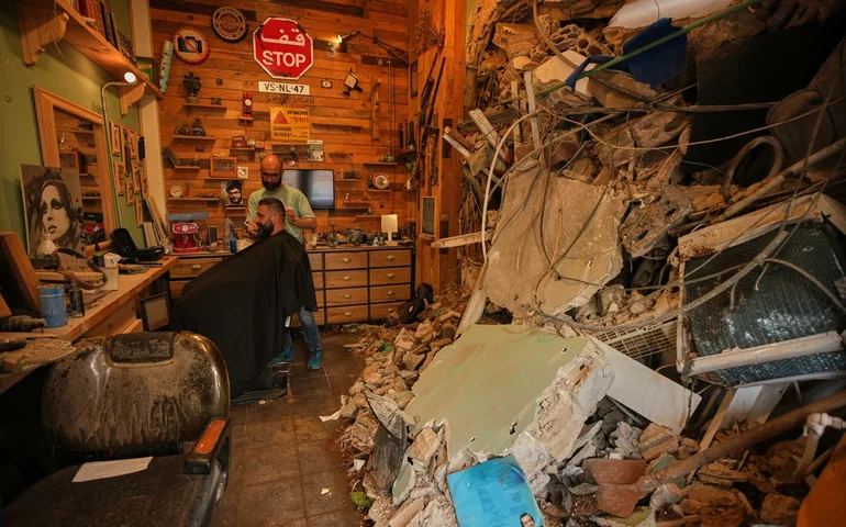 Macron diz que um soldado francês foi morto e 3 ficaram feridos no ataque às forças de paz no Líbano