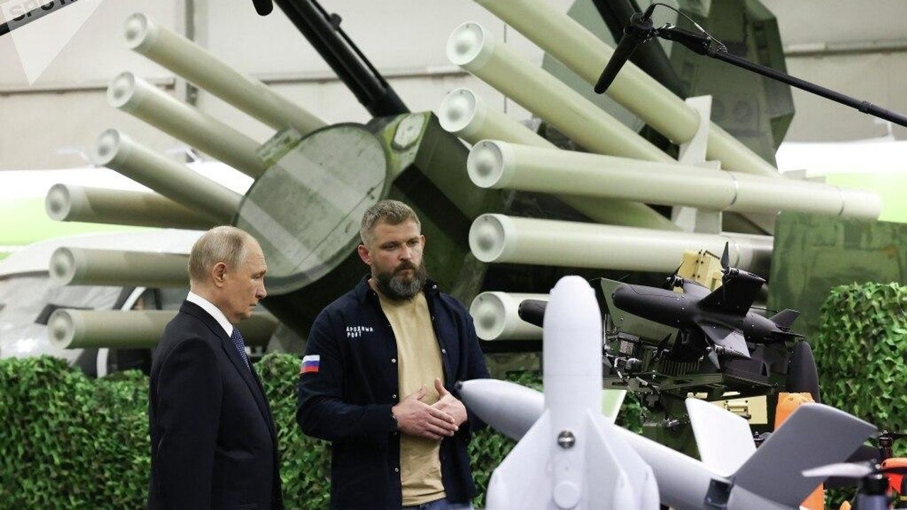 Vladimir Putin percorre os estandes da exposição 'Tudo para a Vitória!'