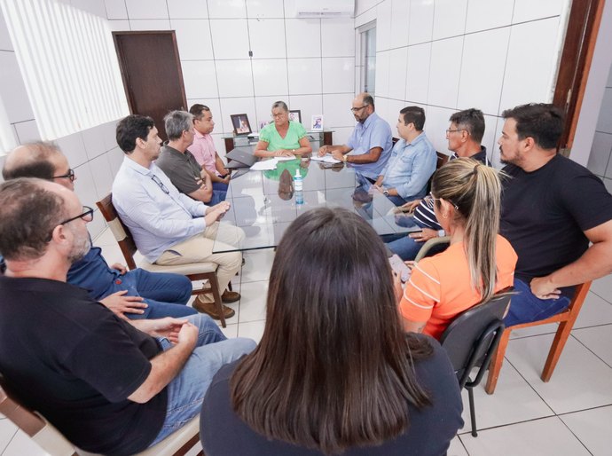 Prefeita Tia Júlia dá ultimato à concessionária Águas do Sertão e propõe TAC para garantir qualidade nas obras de saneamento