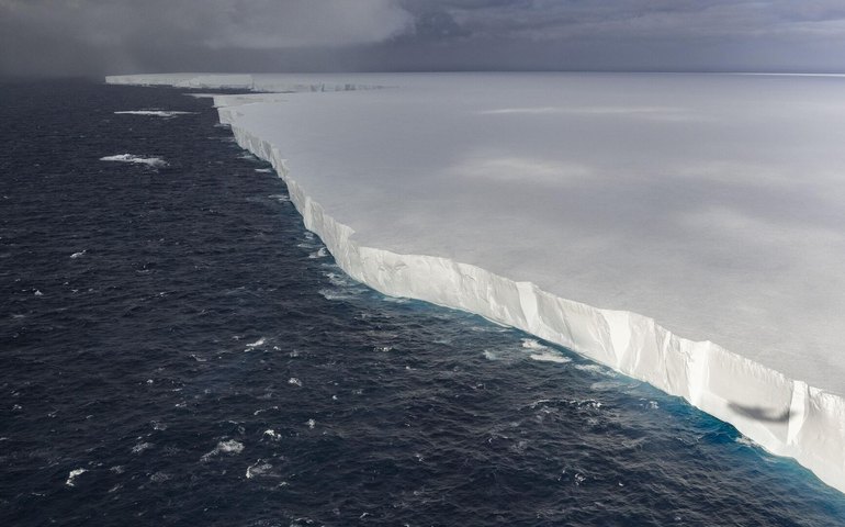 Após uma jornada de quase 40 anos, maior iceberg do mundo encalha na Antártica (FOTOS)