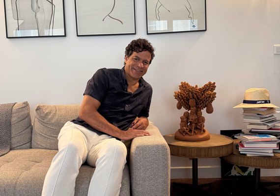 Raí se encanta com obra de artesã alagoana e vira “embaixador” da cultura de Alagoas em Paris