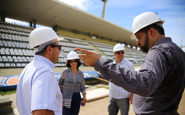 Secretário da Infraestrutura vistoria obras de ampliação do Rei Pelé