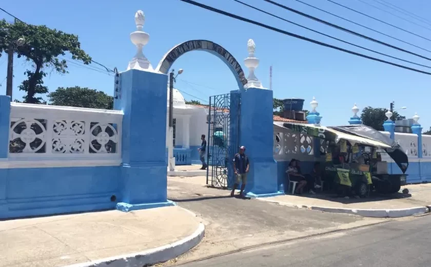 Familiares homenageiam ﻿entes queridos ﻿em Alagoas