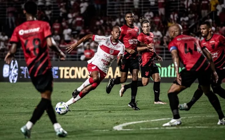 Pela Copa do Brasil, Galo vence Furacão no Rei Pelé