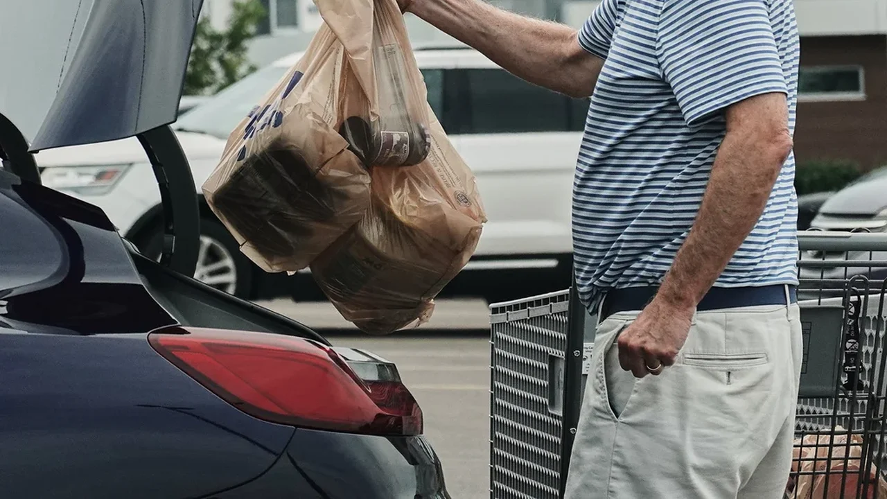 Inflação arrefeceu no mês passado com a queda dos preços da gasolina, embora os custos permaneçam elevados.