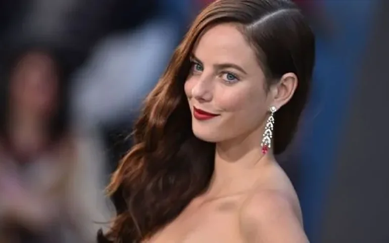 Conheça Kaya Scodelario, a atriz britânica de origem brasileira de 'Senna'