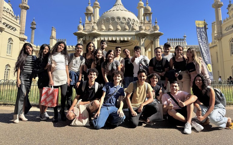 Estudantes alagoanos do Daqui pro Mundo visitam o icônico Royal Pavilion em Brighton