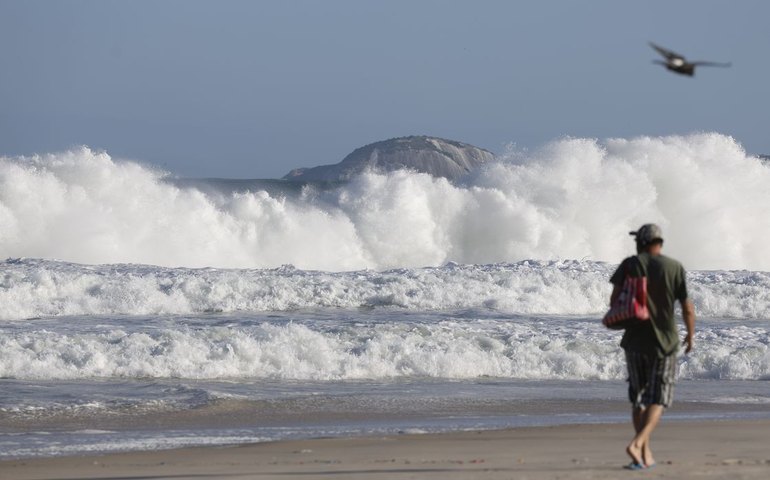 RJ: praias seguem com ressaca e banhistas devem evitar entrar no mar