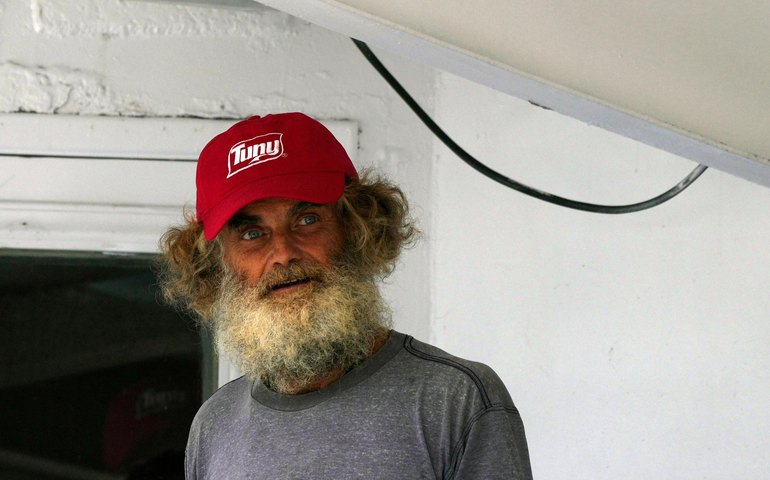 Australiano resgatado do mar doa cachorro com quem dividiu barco à deriva por 3 meses