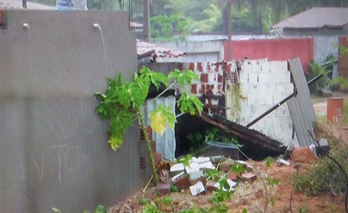 Barreira desliza e atinge residência no bairro de Ipioca