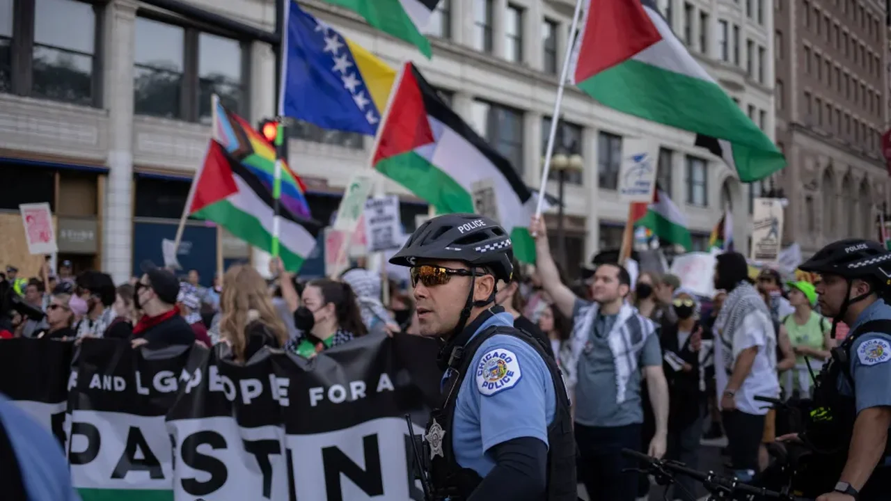 Polícia prende 55 em protesto pró-palestinos durante a Convenção Democrata em Chicago