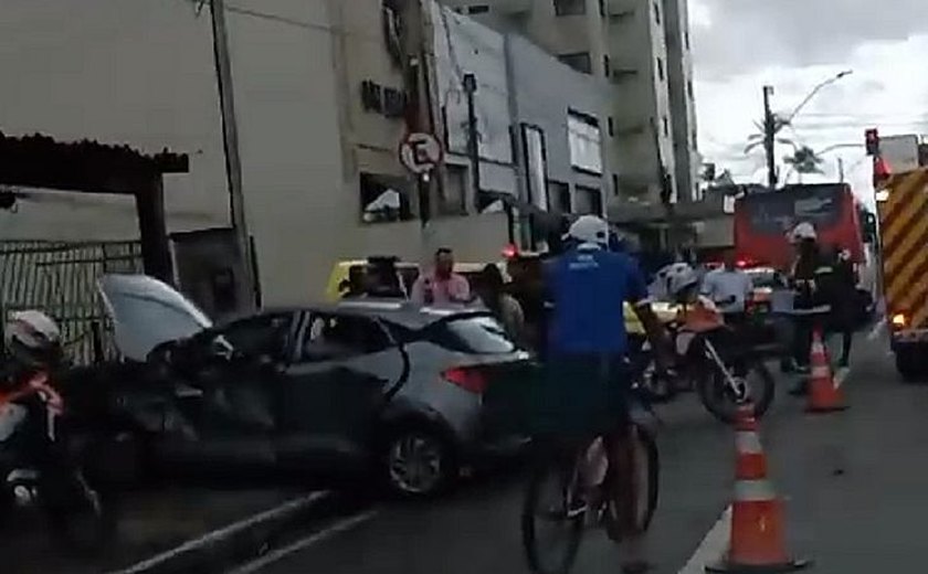 Colisão entre ônibus e carro deixa ferido no bairro de Jatiúca