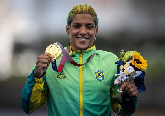 Ana Marcela Cunha ganha medalha de ouro na maratona aquática nos Jogos de Tóquio