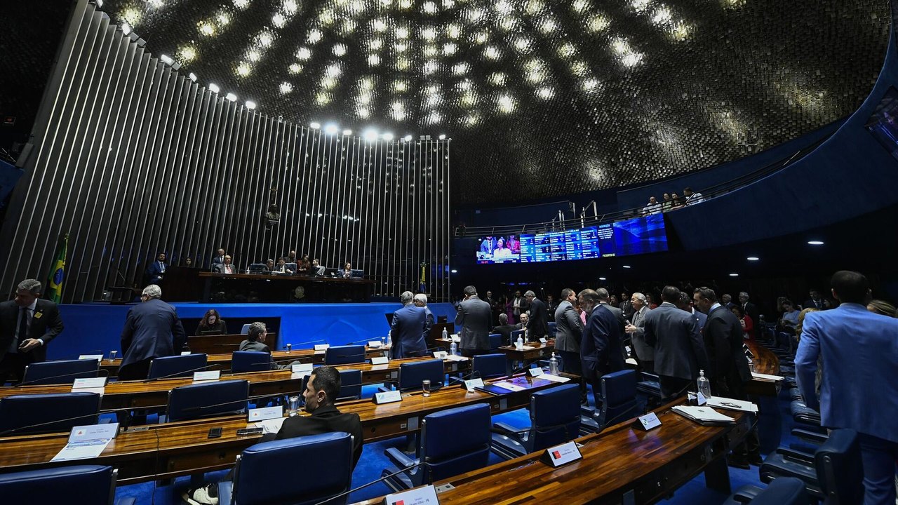 Senado aprova projeto que altera Lei da Ficha Limpa e beneficia políticos condenados