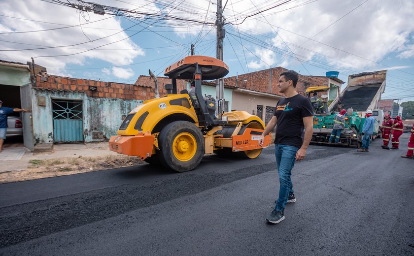 Prefeito JHC vistoria obras de pavimentação na Travessa Brasília, no Tabuleiro do Martins