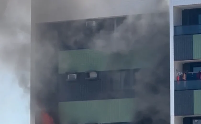 Incêndio em apartamento no bairro da Ponta Verde pode ter sido provocado por carregador na tomada