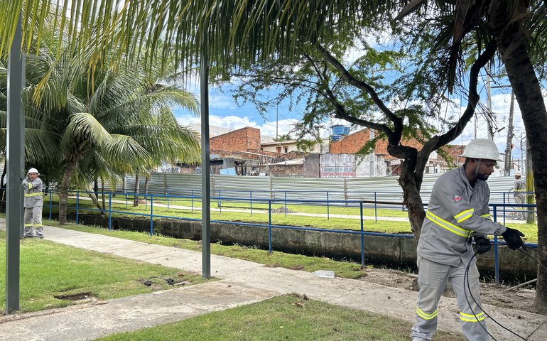 Novo passeio público no Conjunto Joaquim Leão recebe postes de iluminação