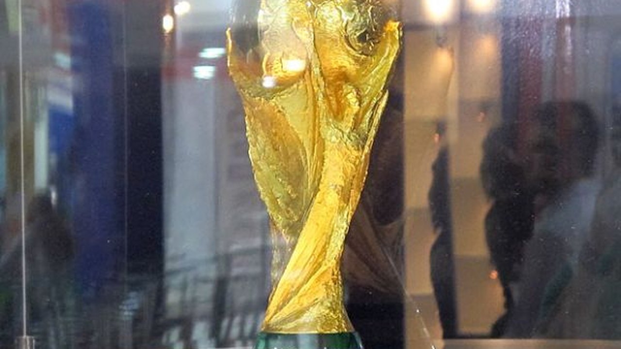 Troféu da Copa do Mundo de 2014 chega ao Brasil depois de rodar o mundo