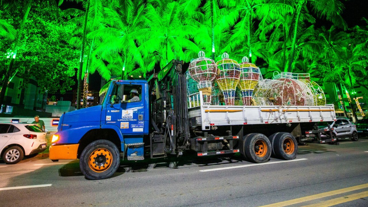 Prefeitura avança com a implantação da decoração de Natal em Maceió