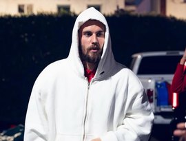 Justin Bieber assiste a pegadinhas de Silvio Santos em live