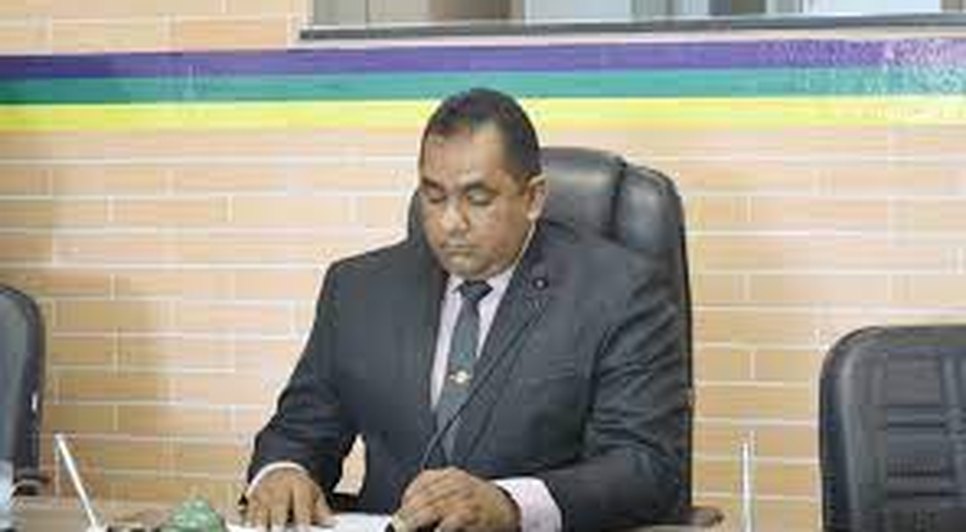 Após retornar de licença, prefeito de Canindé de São Francisco exonera servidores de cargos comissionados